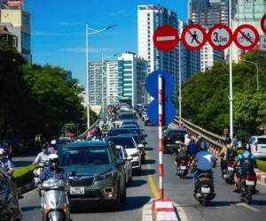 CLIP: Người dân ùn ùn đi vào đường cấm giờ cao điểm