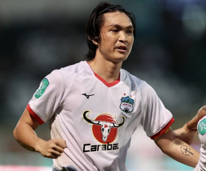 Tuấn Anh 'cosplay' Ronaldo, ném băng thủ quân sau khi đá hỏng penalty khiến HAGL bị loại