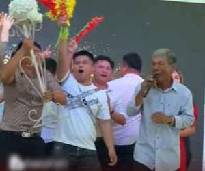 Ông bác U70 gây náo loạn cả đám cưới vì hát 'Người lạ thoáng qua' cực mượt trên sân khấu