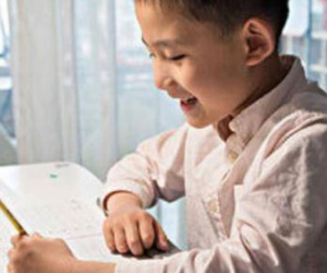 Cậu bé tiểu học viết văn chia sẻ 'bí mật khó nói của bố mẹ' khiến cô giáo lập tức gọi điện cho phụ huynh