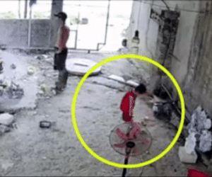 Clip: Thót tim! Phản ứng 'nhanh như chớp' của người cha cứu sống con trai bị điện giật