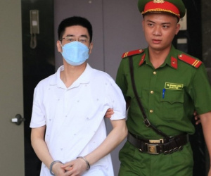 Chủ toạ phiên tòa 'Chuyến bay giải cứu': 'Ai tặng rượu cho người ốm không?'