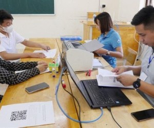 Hà Nội: Học trường công cách nhà gần trăm cây số