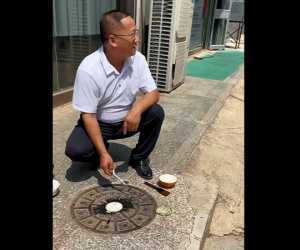 Người đàn ông chiên bánh ngay trên nắp cống dưới trời nắng 40 độ