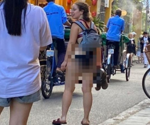Phản cảm hình ảnh nữ du khách mặc bikini vô tư đi dạo trong khu phố cổ Hội An