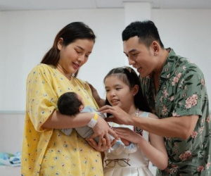 Lý Bình - Phương Trinh Jolie chăm sóc quý tử, 1 chi tiết của mẹ bỉm gây trầm trồ
