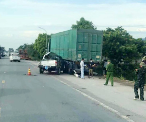 Xe bán tải húc vào container đậu bên đường, 6 người thương vong