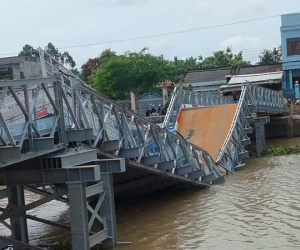 Sập cầu tạm ở Trà Vinh khi dùng 2 xe tải để thử tải