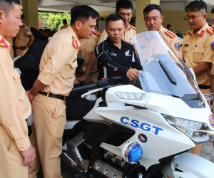 Cục CSGT bàn giao siêu mô tô cho công an 11 tỉnh, thành phố phục vụ dẫn đoàn