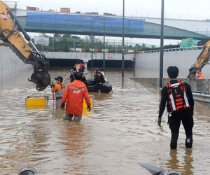 Xe buýt mắc kẹt trong đường hầm ngập nước do mưa lớn, tìm thấy 5 thi thể