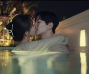 King the Land: Yoona - Jun Ho rủ nhau sang Thái Lan ăn món Việt Nam, cảnh hôn ở bể bơi lại gây sốt