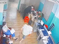 Nam thanh niên liều lĩnh cầm kéo xông vào trụ sở tấn công công an