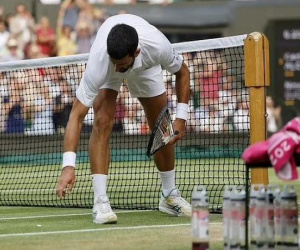 Djokovic nổi điện đập nát vợt, rơi lệ ở trận chung kết Wimbledon