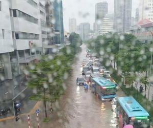 Hà Nội khuyến cáo người dân hạn chế ra đường khi bão số 1 đổ bộ
