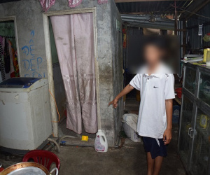 Tạm giữ hình sự cha dượng đốt bộ phận sinh dục bé trai 14 tuổi