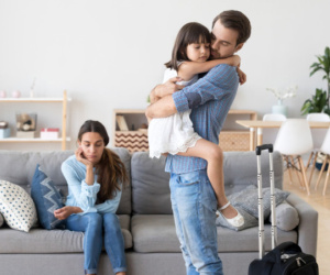 Chồng cũ đến thăm con đòi ngủ nhờ qua đêm