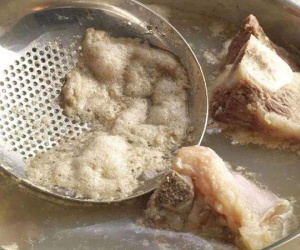 Vì sao nước luộc thịt sủi bọt? Liệu có phải do lợn nhiễm hóa chất?