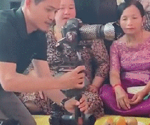 Lén trộm trái cây trong thời gian tác nghiệp, cameraman bị cô hàng xóm lườm cháy ống kính' khiến dân tình cười ngã ngửa'