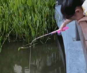 Cô bé khiến cần thủ chuyên nghiệp khóc thét khi nhấc cá 'phút mốt' bằng món đồ chơi rẻ tiền