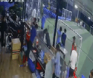 Truy sát kinh hoàng trong sân bóng chỉ vì 'nhìn đểu'