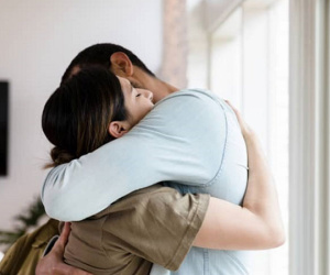 Nhờ chồng trông con để đi khám sức khỏe nhưng định vị điện thoại lại ở nhà nghỉ