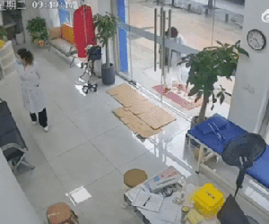 Clip: Cửa kính vỡ vụn như bị 'ma làm' và cái kết người trong, kẻ ngoài cùng ôm đầu