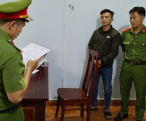 Bị vợ bắt quả tang vì dâm ô bé gái 13 tuổi ở phòng khách