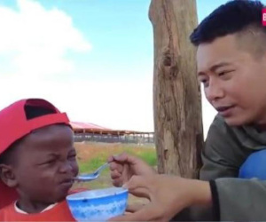 Lần đầu được Quang Linh Vlog cho thử mắm tôm, Lôi Con có biểu cảm 'cười xỉu'