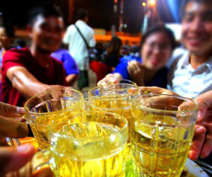 Chồng đi nhậu gần 4 giờ sáng chưa về vợ phải đón, tới nhà vẫn bị bạn bè gọi trách: 'Về với vợ là không nể anh em!'