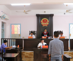 Chốt cửa nhốt cán bộ kiểm tra công trình trái phép, lãnh 2 năm tù