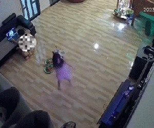 Đến giờ ăn cơm nhưng 'công chúa nhỏ' lại gặp bài nhạc tủ và cái kết... cạn lời