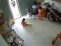 Giật mình xem kẻ gian liều lĩnh cướp điện thoại ngay trong nhà