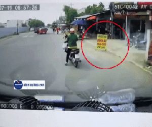 CLIP: Thanh niên cướp giật tài sản rồi kéo lê cô gái trên đường