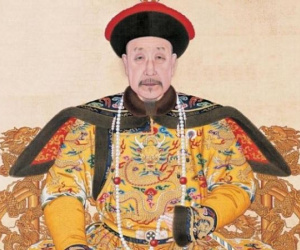 Bí ẩn đằng sau chiếc long bào của Hoàng đế Trung Hoa: Biểu tượng quyền lực trang trí công phu nhất thế giới nhưng không bao giờ được giặt giũ