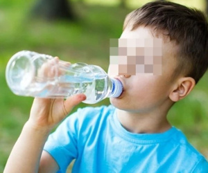 Uống nước quá nhiều, bé trai 10 tuổi suýt mất mạng