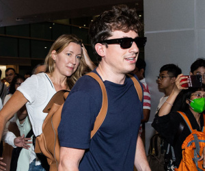 Charlie Puth đổ bộ sân bay Cam Ranh lúc nửa đêm, được dàn xe hộ tống