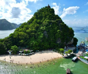 Hòn đảo nằm nghiêng lạ mắt, khách rủ nhau tắm giải nhiệt, leo núi ở Hạ Long