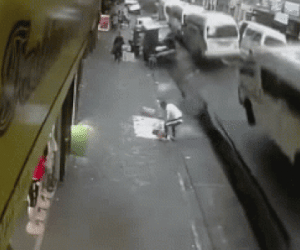 Clip: Nhiều ô tô bị hất bay lên không trung sau vụ nổ lớn