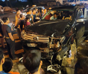 Lái xe ô tô có biểu hiện say xỉn, lấn làn cuốn 3 người đi xe máy vào gầm