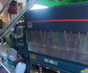 Xe tải mất lái tông vào nhà dân, 3 người thương vong