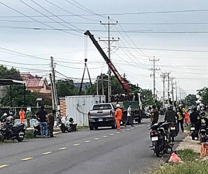 Xe cần cẩu vướng dây điện, 2 người thương vong