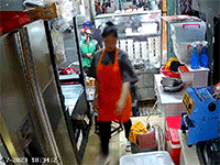 Dân mạng phẫn nộ với hành vi của người đàn ông mặc áo xe công nghệ tại cửa hàng bánh tráng trộn