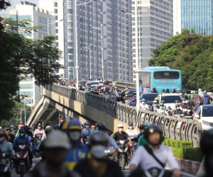 Người dân phớt lờ một tấm biển, tuyến phố Hà Nội thành điểm nóng ùn tắc