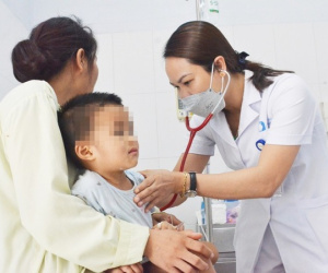 Bé trai 2 tuổi bị bỏng toàn bộ khoang miệng do người lớn cho uống nhầm thuốc tẩy nốt ruồi