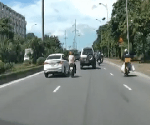 Clip: Tài xế ô tô chèn ngã người đi xe máy, nghi trả đũa vì cản đường