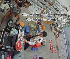 Bác bảo vệ vào cửa hàng giày nhưng không mua, lời nhờ vả khiến ai nấy khóc nghẹn