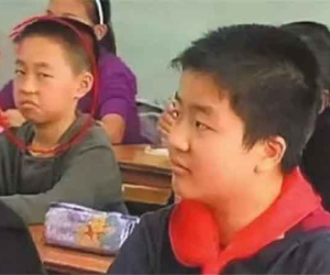 Bị bắt quả tang đang lườm nguýt bạn cùng lớp ngay trên TV, không ai ngờ nhiều năm sau cậu bé này trở nên xuất sắc như vậy