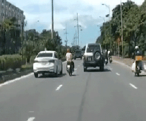 Clip tài xế ô tô bị tình nghi chèn ngã người đi xe máy ở Hà Nội