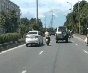 Công an Hà Nội tìm tài xế nghi cố tình chèn ngã người đi xe máy