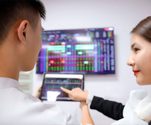 Chủ tịch bị bắt, các công ty chứng khoán ngược dòng lãi đậm